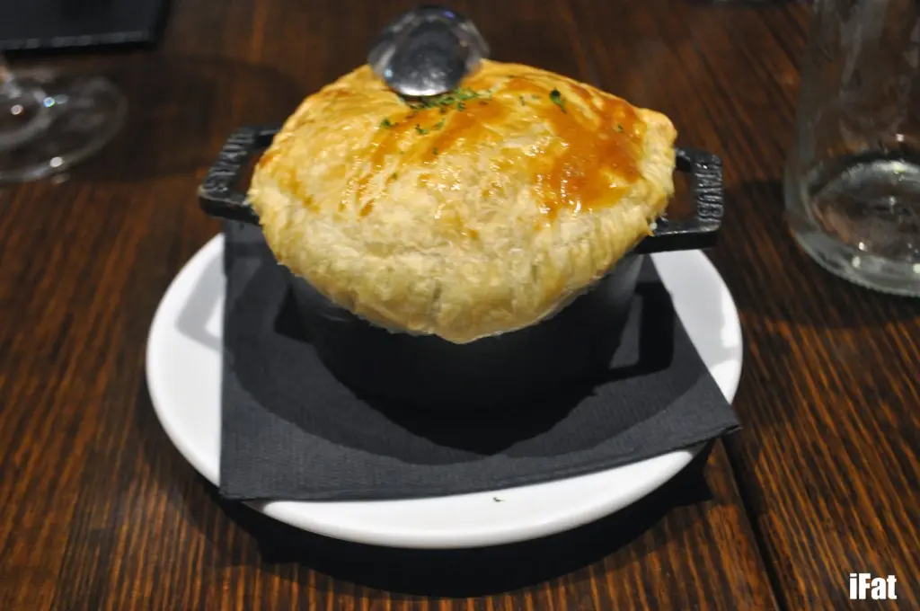 Mushroom ragout with fine herbs in a golden pastry