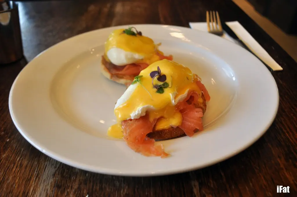 Eggs florentine with hollandaise sauce