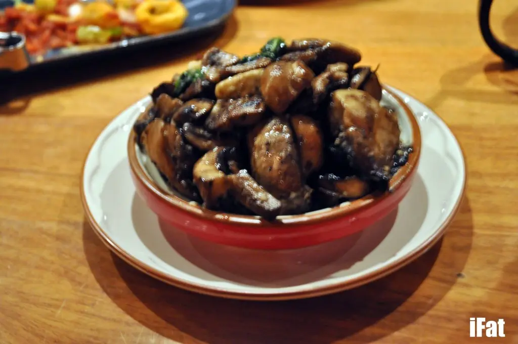 Garlic Mushrooms with Haloumi & Spinach (sorry about the subpar picture quality, I was distracted by a very attractive Spanish waitress).