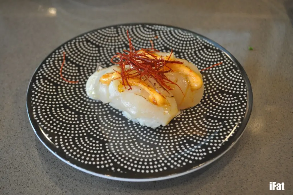 Seared scallops with spicy mayonnaise