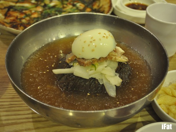 Cold beef noodles with egg