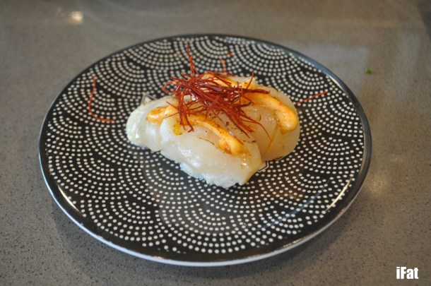 Seared scallops with spicy mayonnaise