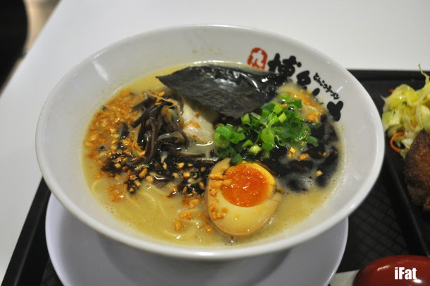 Black tonkotsu ramen with garlic oil and flakes