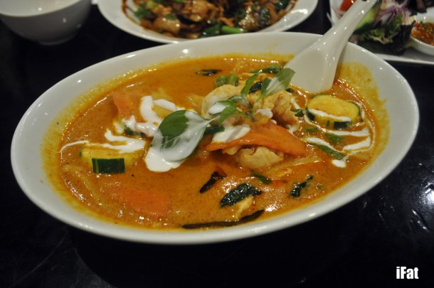 Red curry with chicken