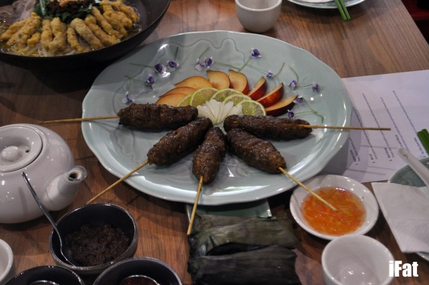 Bo Lui: Curry spiced minced beef served with lettuce, fresh herbs and plum.