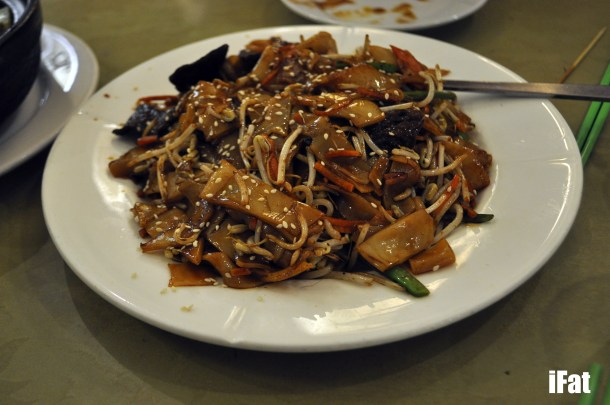 Braised fresh river noodle with 'beef'